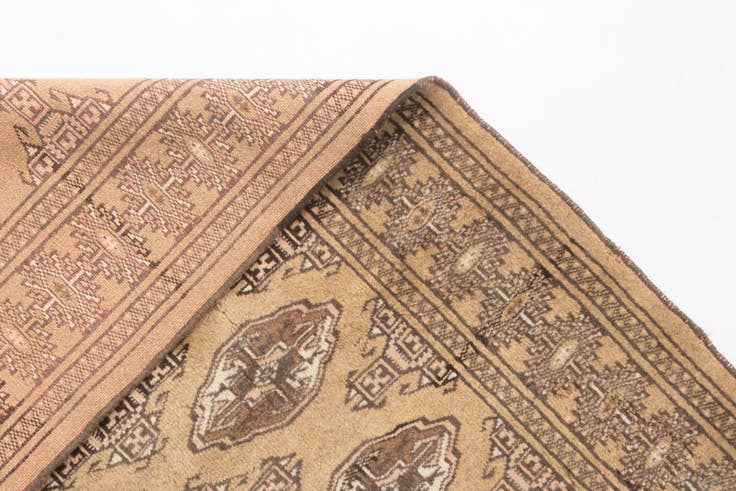 Detail image of 4' 2 x 5' 11 Pakistan Rug