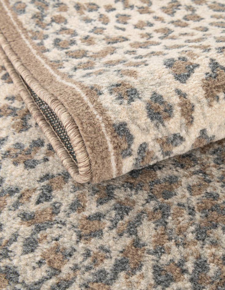 Detail image of 7' 10 x 10' Safari Rug