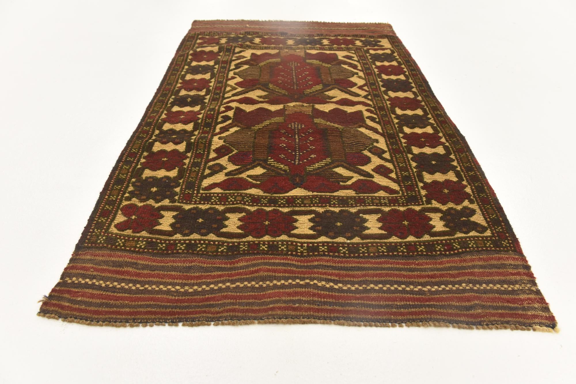 2' 10 x 4' 8 Hand Knotted Sumak Wool Rug