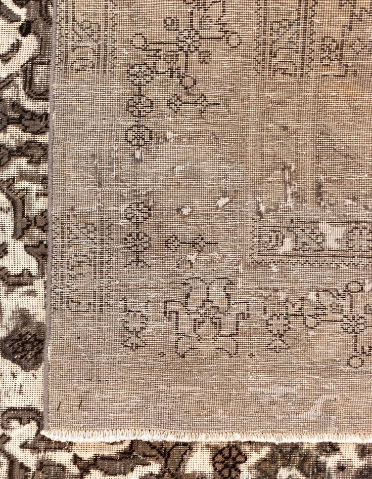 Detail image of 6' 4 x 9' 8 Vintage Royal Wool Rug