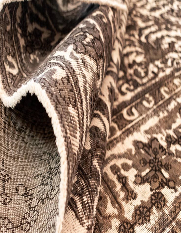 Detail image of 6' 4 x 9' 8 Vintage Royal Wool Rug