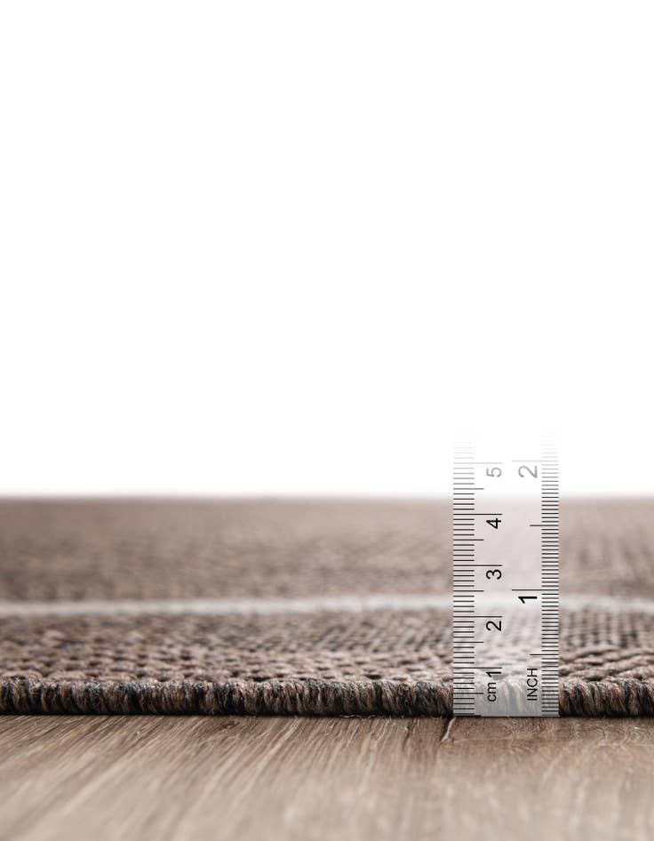 Detail image of 7' 10 x 7' 10  Washable Border Indoor / Outdoor Round Rug