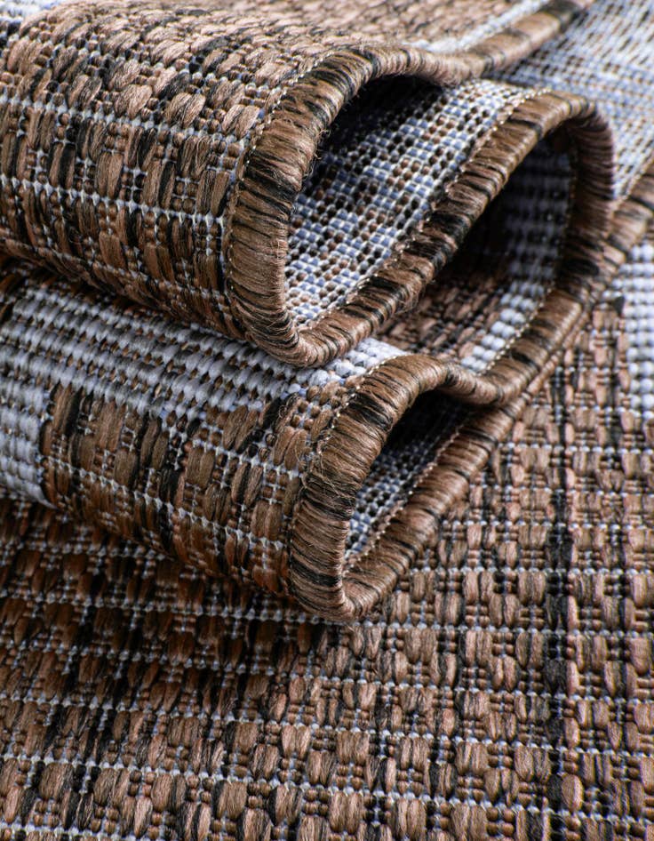 Detail image of 13' x 13' Washable Lattice Indoor / Outdoor Round Rug