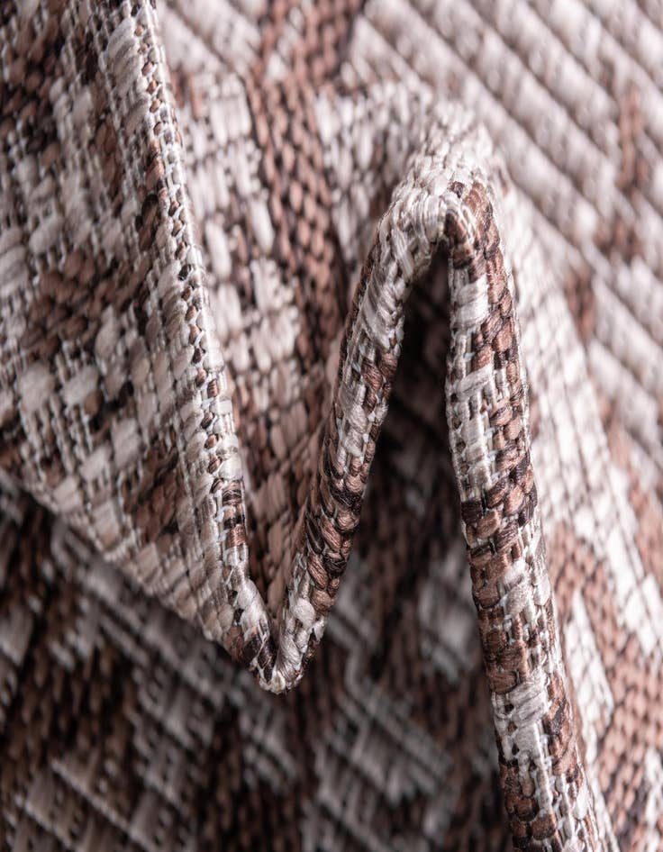 Detail image of 4' x 4'  Washable Traditional Indoor / Outdoor Round Rug