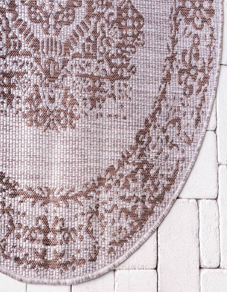 Detail image of 4' x 4'  Washable Traditional Indoor / Outdoor Round Rug