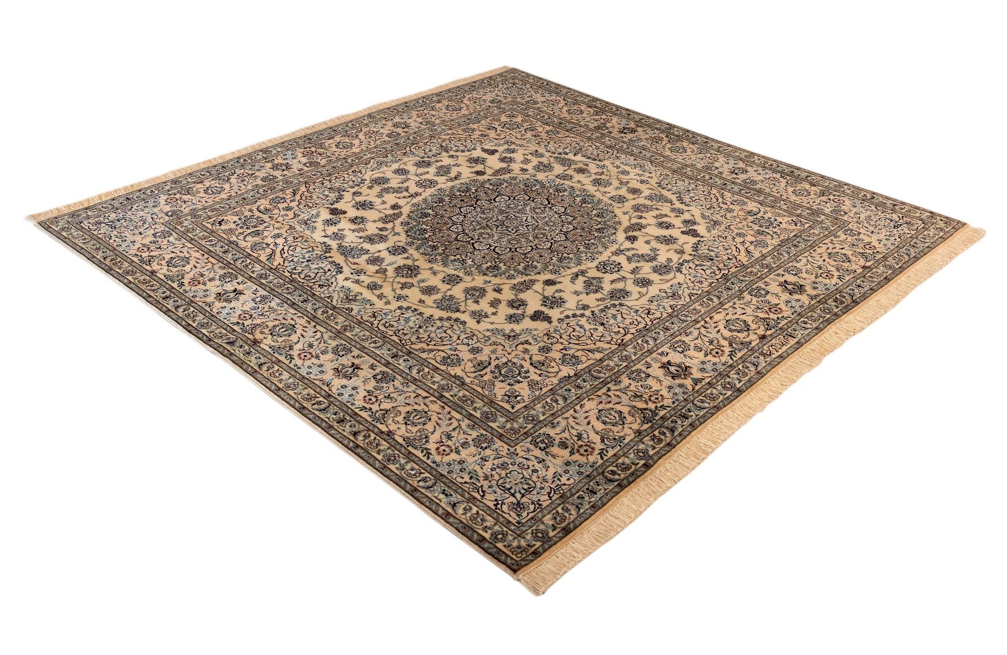 6' 6 x 6' 8 Nain Square Rug