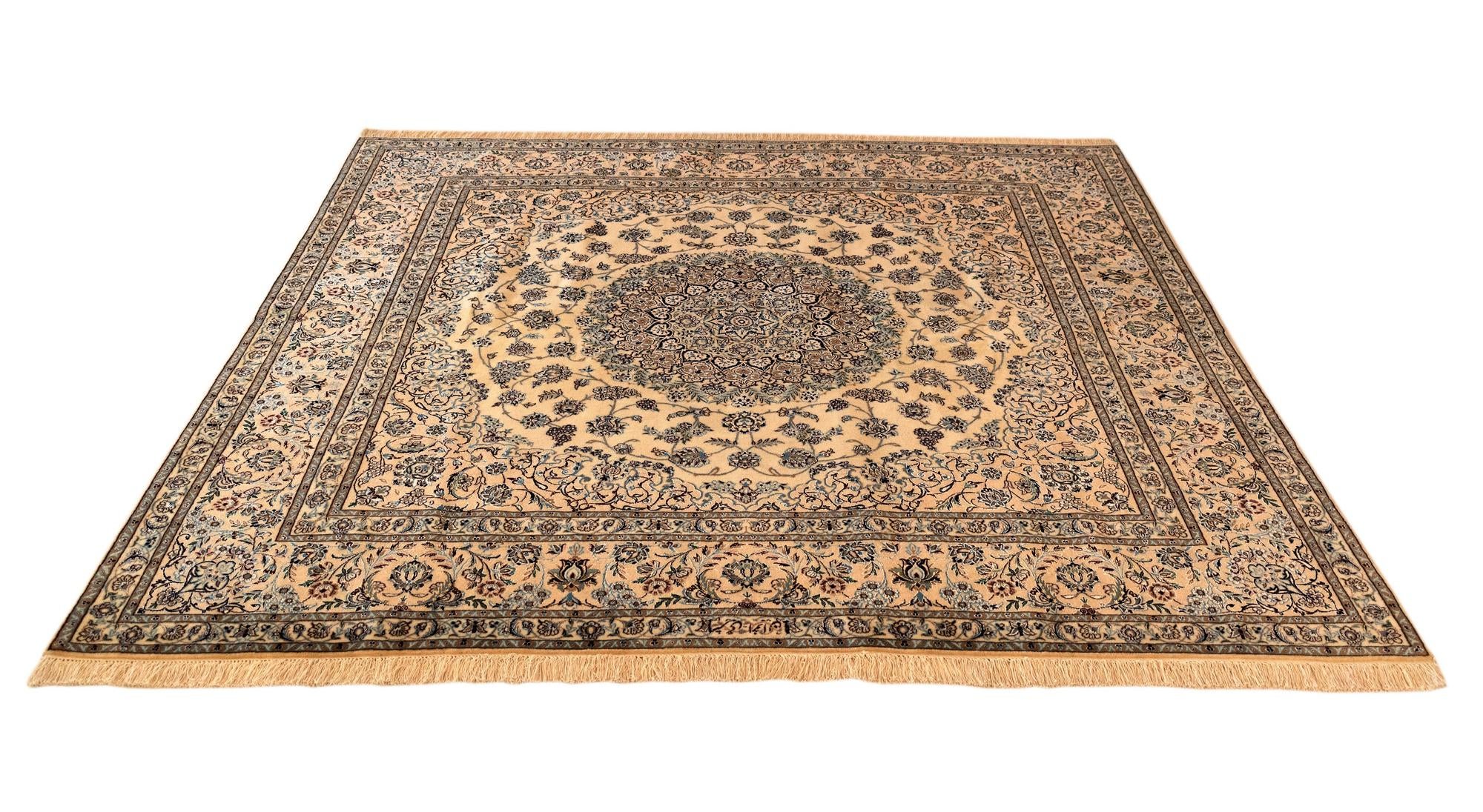 6' 6 x 6' 8 Nain Square Rug