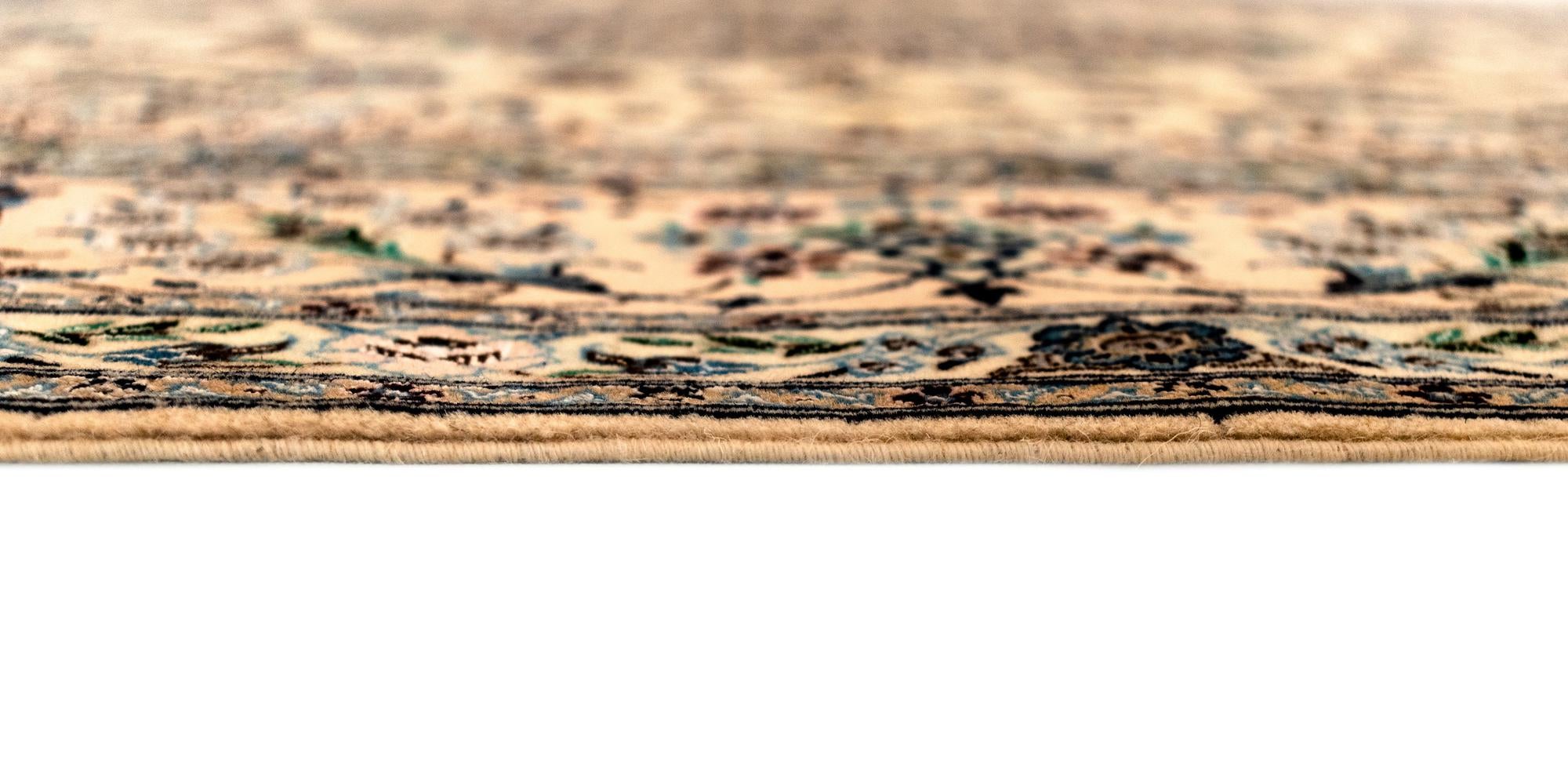 6' 8 x 6' 10 Nain Square Rug