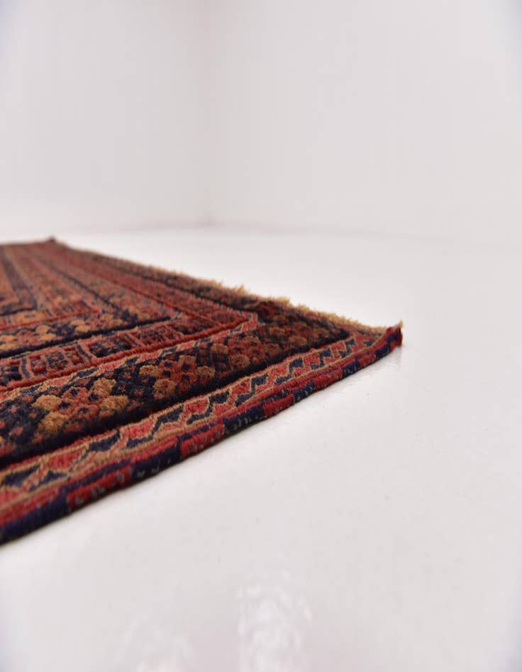 Detail image of 6' 6 x 8' 9 Hand Knotted Sumak Rug