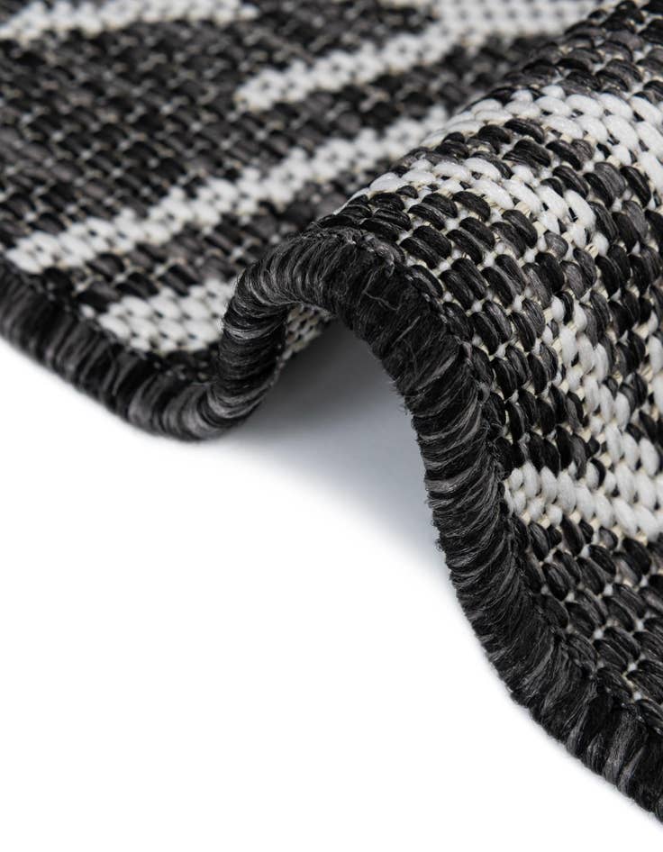 Detail image of 7' x 10' Easy-Clean Botanical Indoor / Outdoor Rug
