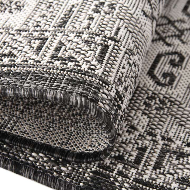 5' 3 x 5' 3 Easy-Clean Aztec Indoor / Outdoor Octagon Rug