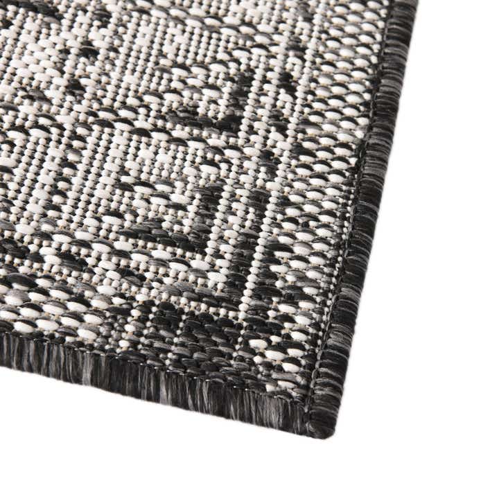 7' 10 x 7' 10 Easy-Clean Aztec Indoor / Outdoor Octagon Rug