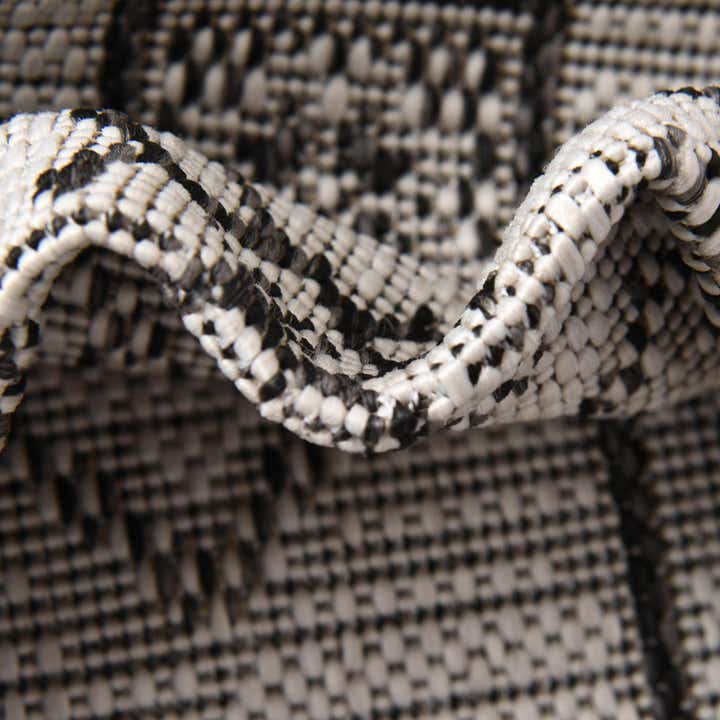 5' 3 x 5' 3 Easy-Clean Aztec Indoor / Outdoor Octagon Rug