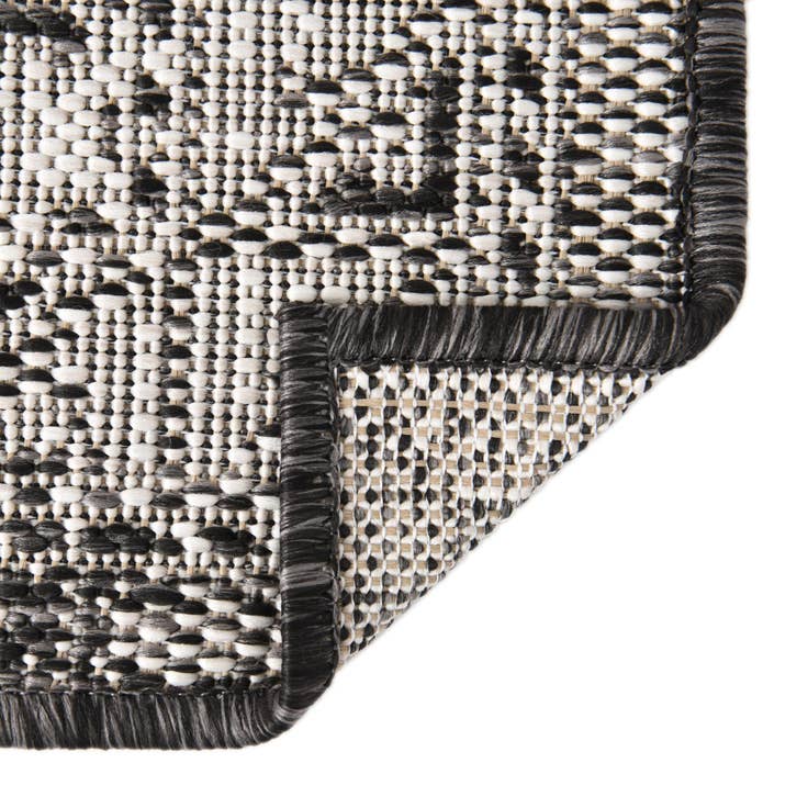 Detail image of 7' 10 x 7' 10 Easy-Clean Aztec Indoor / Outdoor Octagon Rug