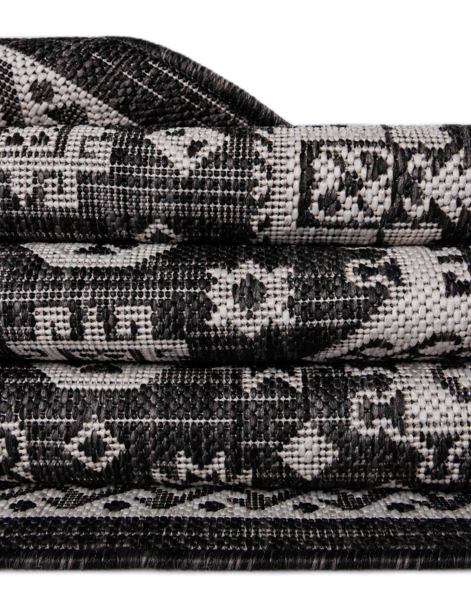 7' 10 x 7' 10 Easy-Clean Aztec Indoor / Outdoor Octagon Rug