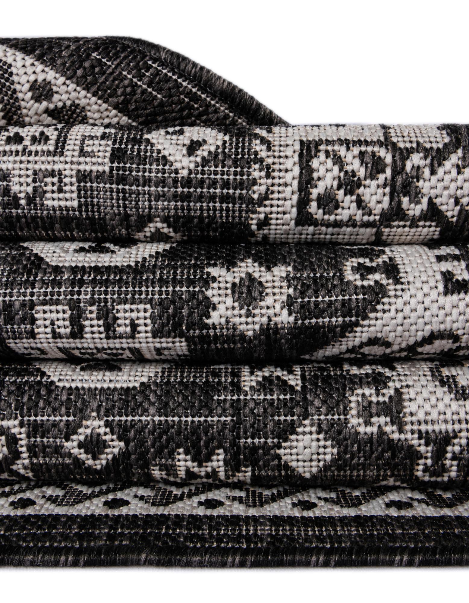 7' 10 x 7' 10 Easy-Clean Aztec Indoor / Outdoor Octagon Rug