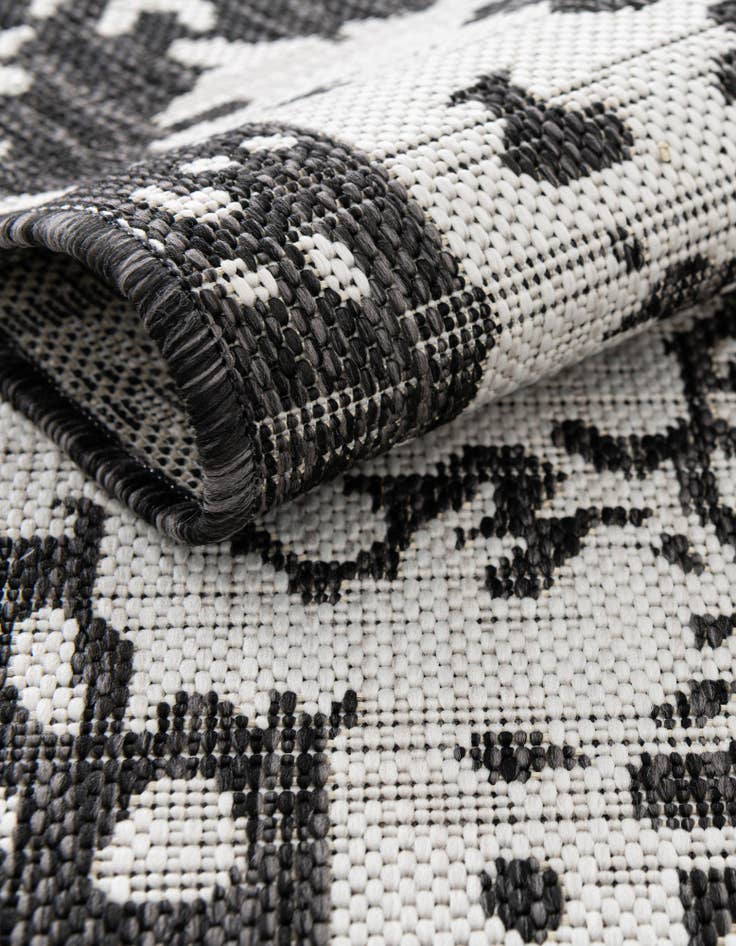 Detail image of 5' 3 x 8' Easy-Clean Jill Zarin Dubai Indoor / Outdoor Oval Rug