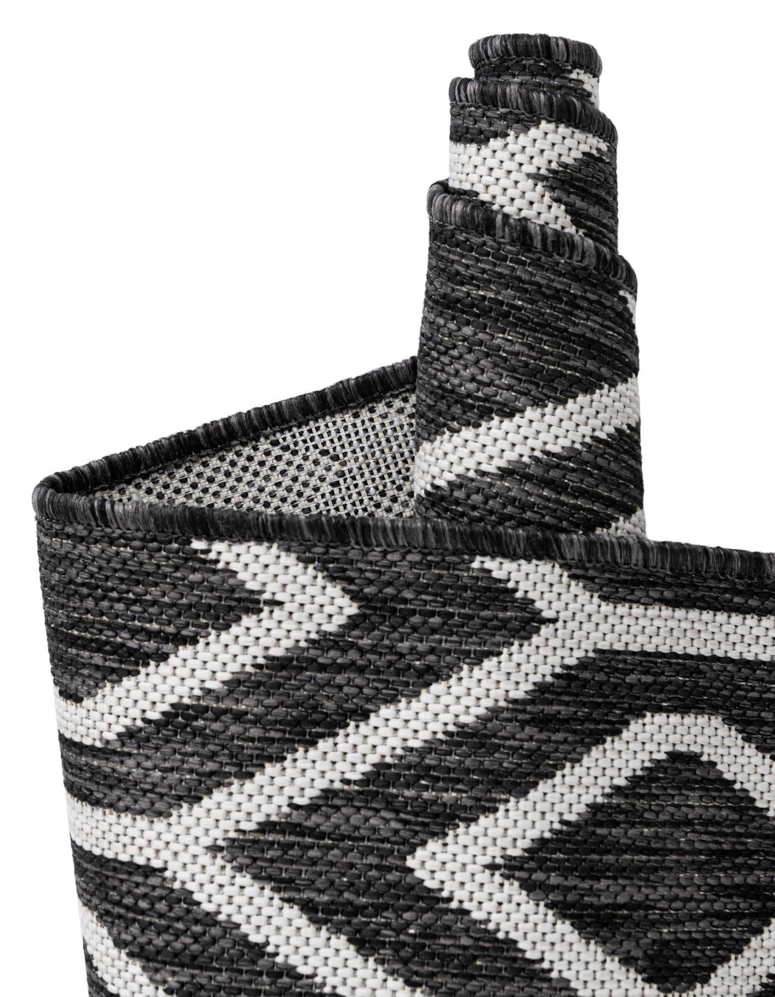 5' 3 x 8' Easy-Clean Jill Zarin Turks and Caicos Indoor / Outdoor Oval Rug