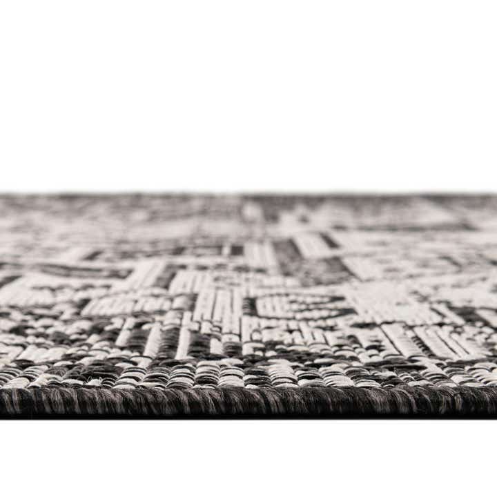 5' 3 x 8' Easy-Clean Aztec Indoor / Outdoor Oval Rug