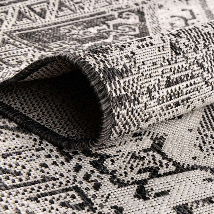 7' 10 x 10' Easy-Clean Aztec Indoor / Outdoor Oval Rug