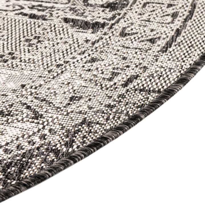 5' 3 x 8' Easy-Clean Aztec Indoor / Outdoor Oval Rug