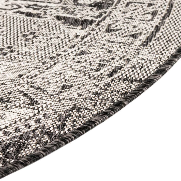Detail image of 7' 10 x 10' Easy-Clean Aztec Indoor / Outdoor Oval Rug