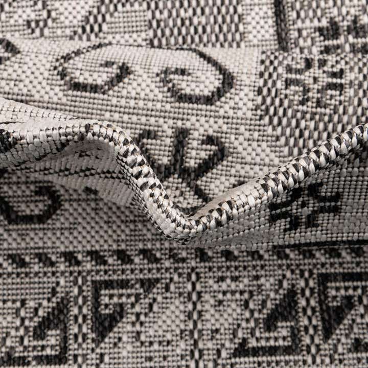 5' 3 x 8' Easy-Clean Aztec Indoor / Outdoor Oval Rug