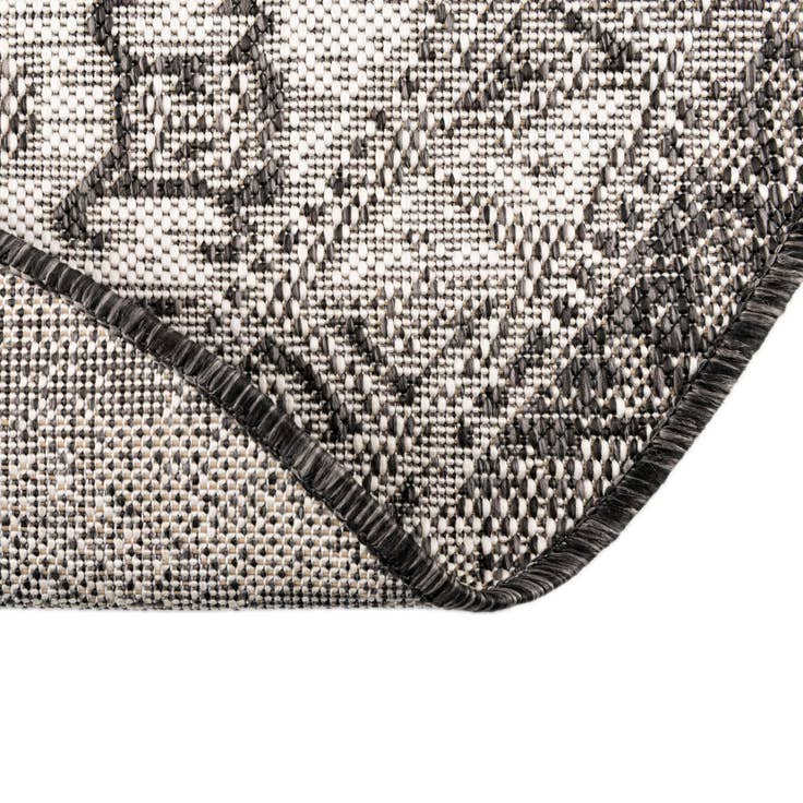 Detail image of 7' 10 x 10' Easy-Clean Aztec Indoor / Outdoor Oval Rug