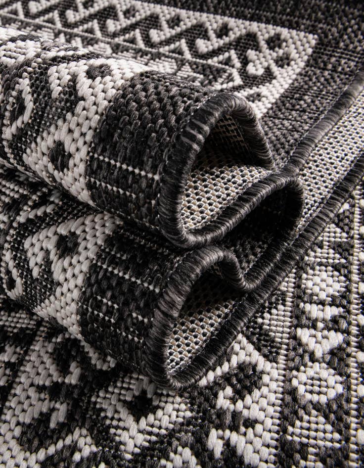 Detail image of 3' x 5' 3 Easy-Clean Aztec Indoor / Outdoor Oval Rug