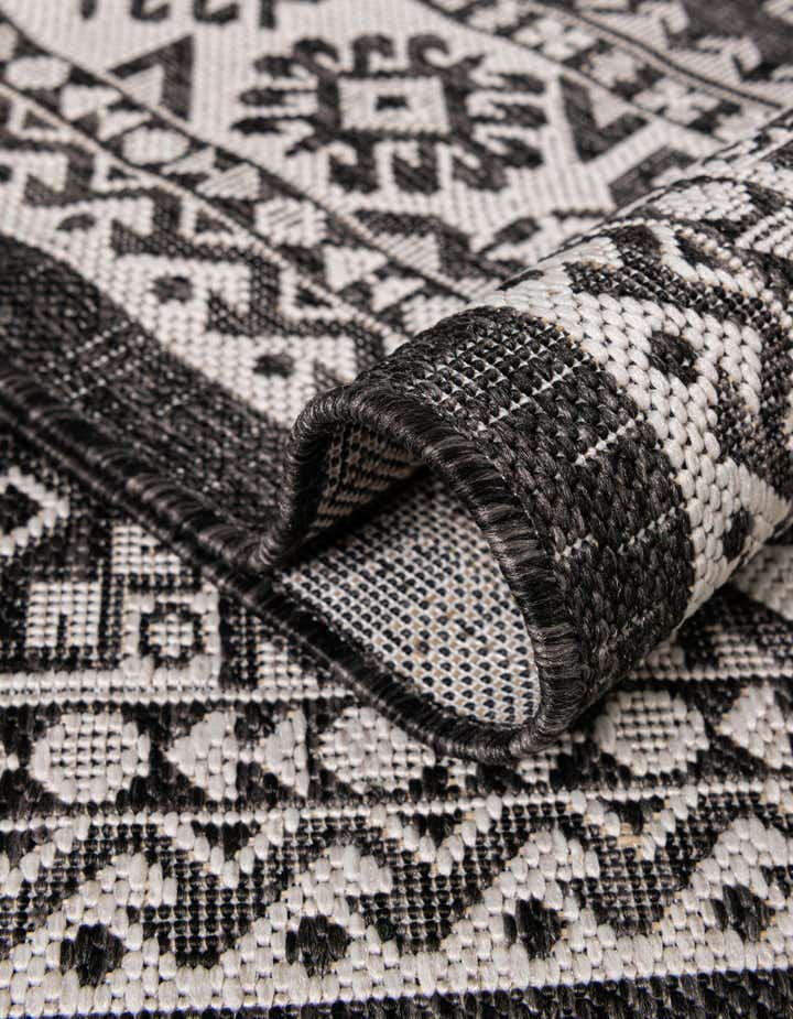 7' 10 x 10' Easy-Clean Aztec Indoor / Outdoor Oval Rug