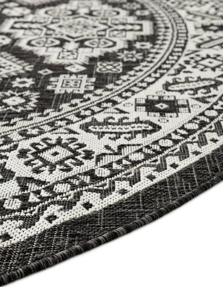 Detail image of 3' x 5' 3 Easy-Clean Aztec Indoor / Outdoor Oval Rug
