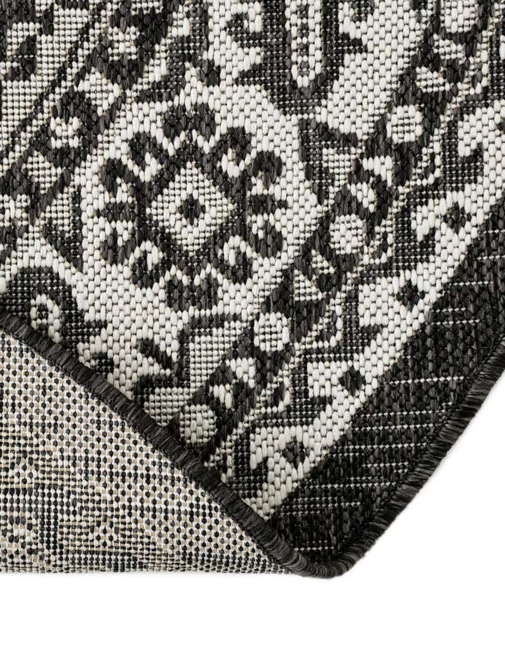7' 10 x 10' Easy-Clean Aztec Indoor / Outdoor Oval Rug