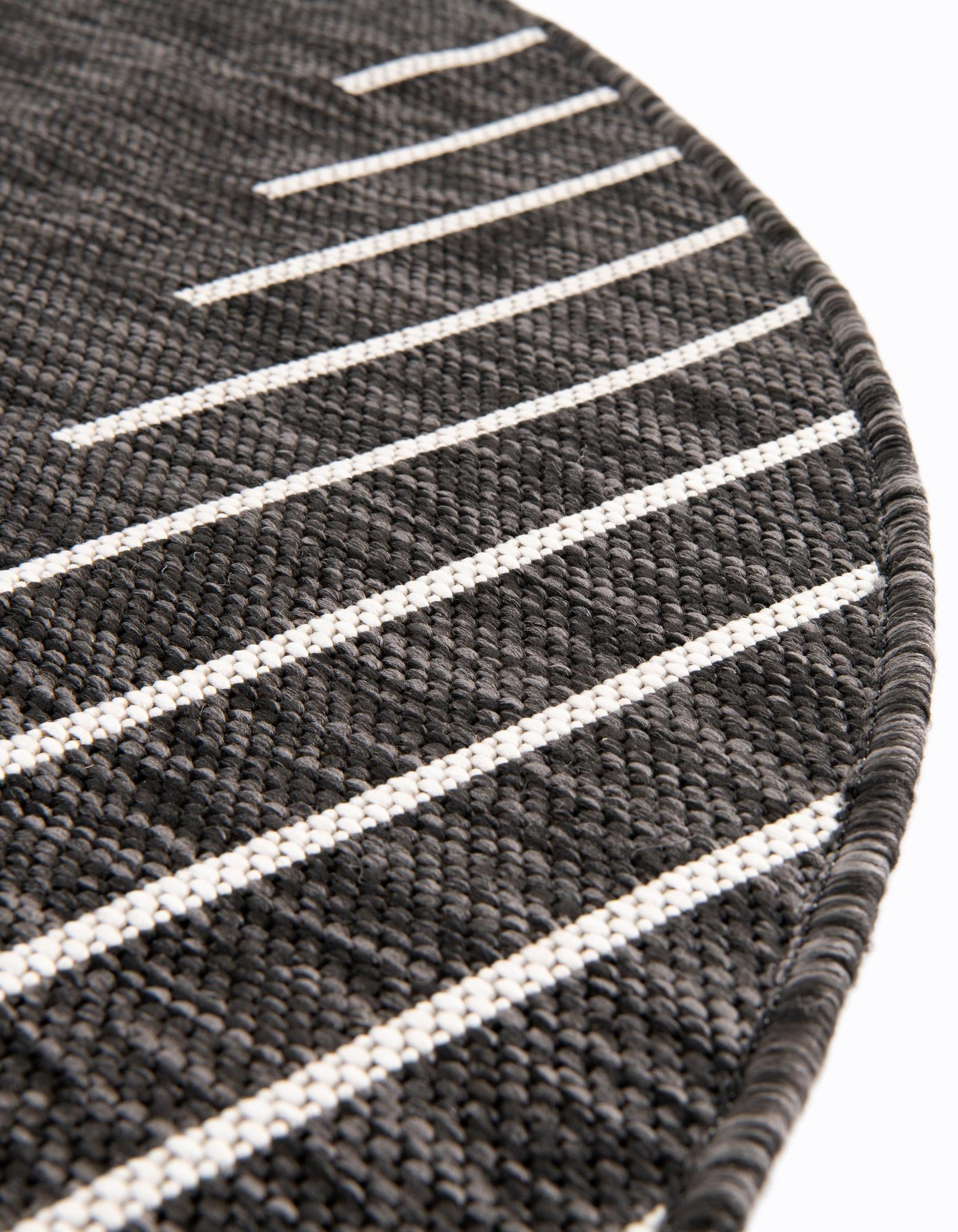 5' 3 x 8' Easy-Clean Modern Indoor / Outdoor Oval Rug