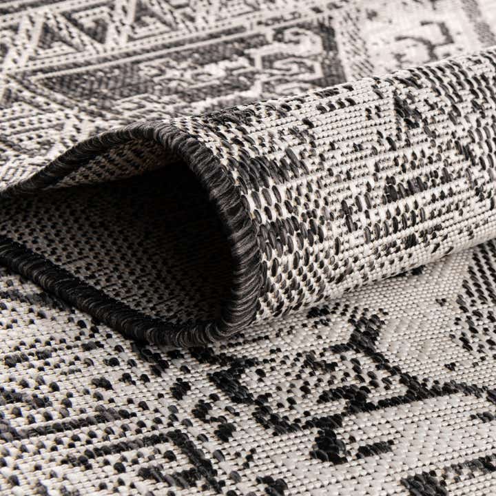 7' 10 x 10' Easy-Clean Aztec Indoor / Outdoor Rug