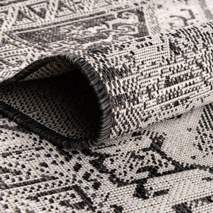 Detail image of 4' x 6' Easy-Clean Aztec Indoor / Outdoor Rug