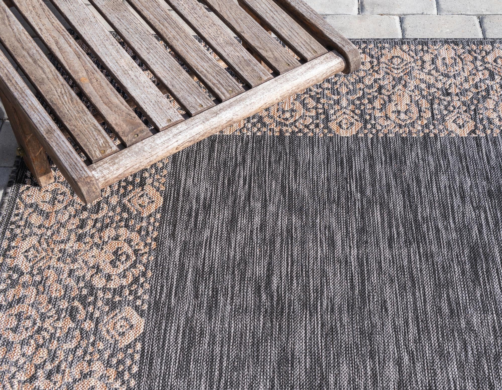 6' x 9' Easy-Clean Border Indoor / Outdoor Rug