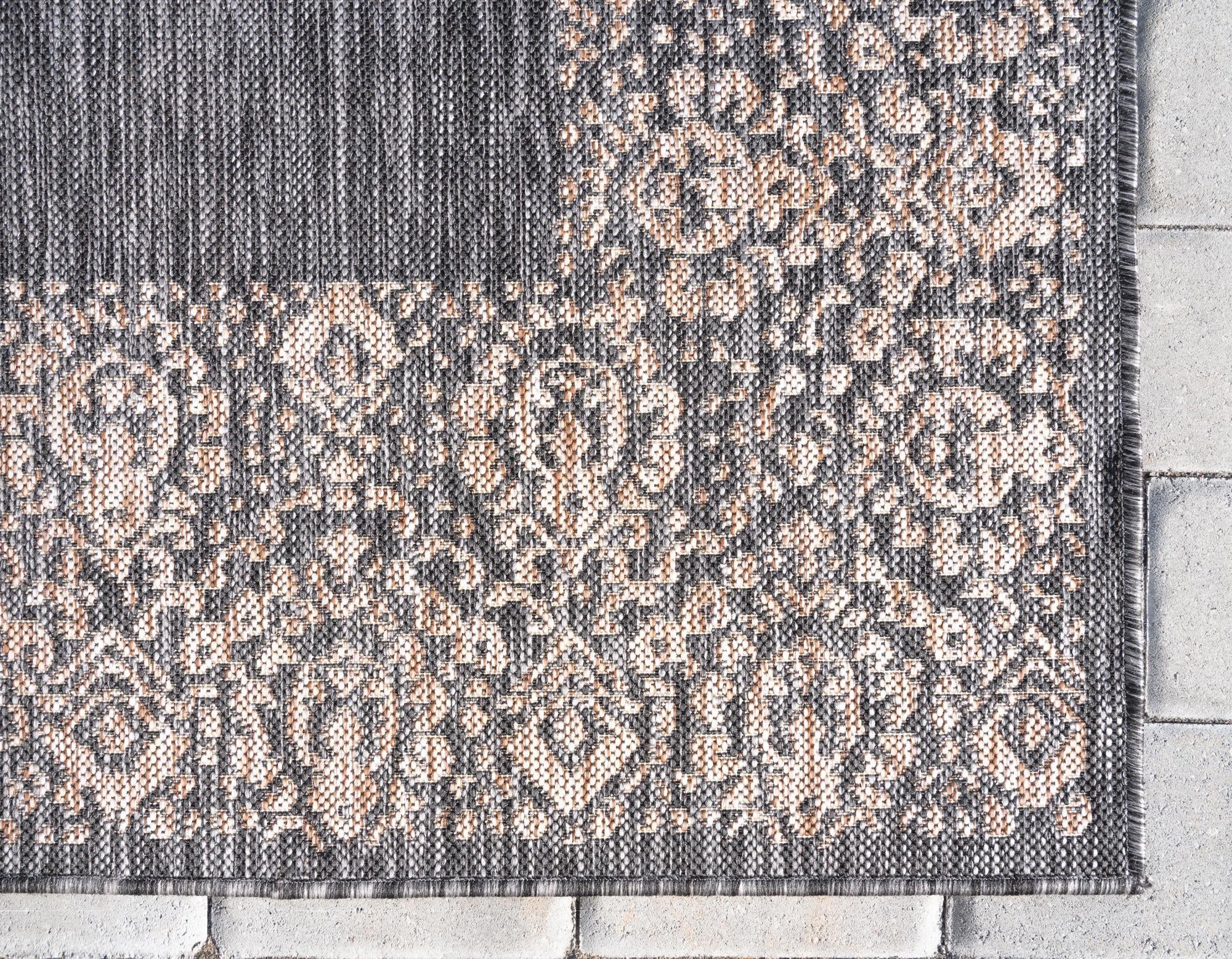 6' x 9' Easy-Clean Border Indoor / Outdoor Rug