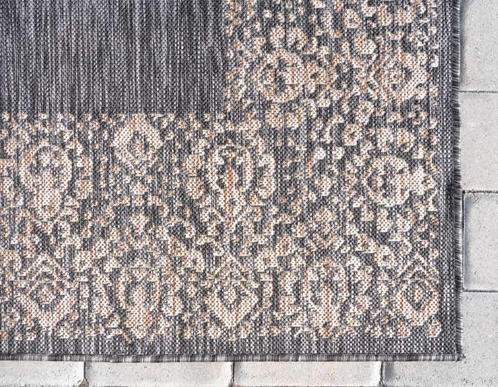 6' x 9' Easy-Clean Border Indoor / Outdoor Rug