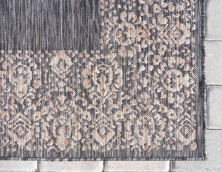 Detail image of 7' x 10' Easy-Clean Border Indoor / Outdoor Rug