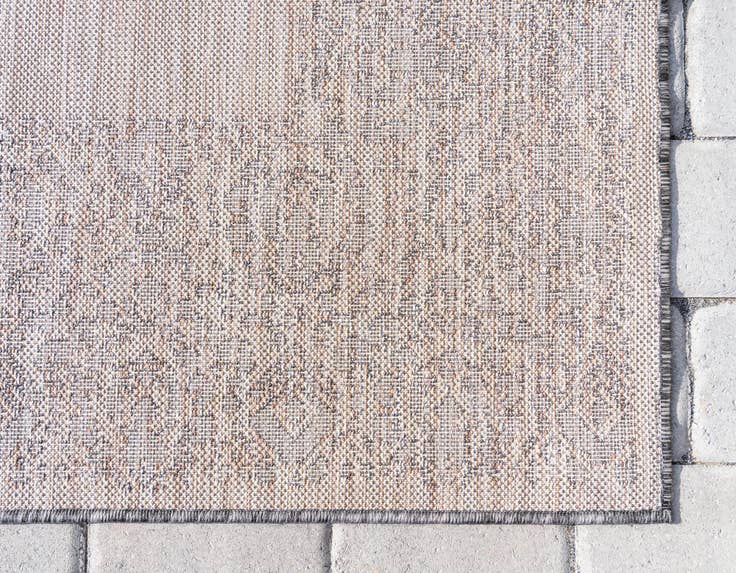 Detail image of 7' x 10' Easy-Clean Border Indoor / Outdoor Rug