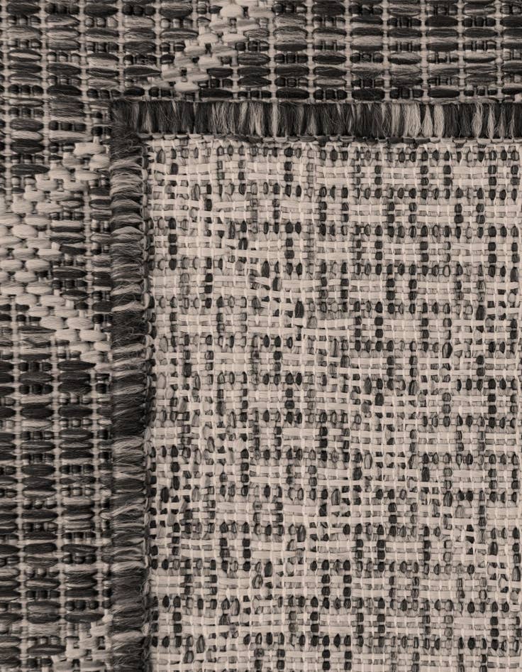 Detail image of 5' 3 x 7' Easy-Clean Lattice Indoor / Outdoor Rug