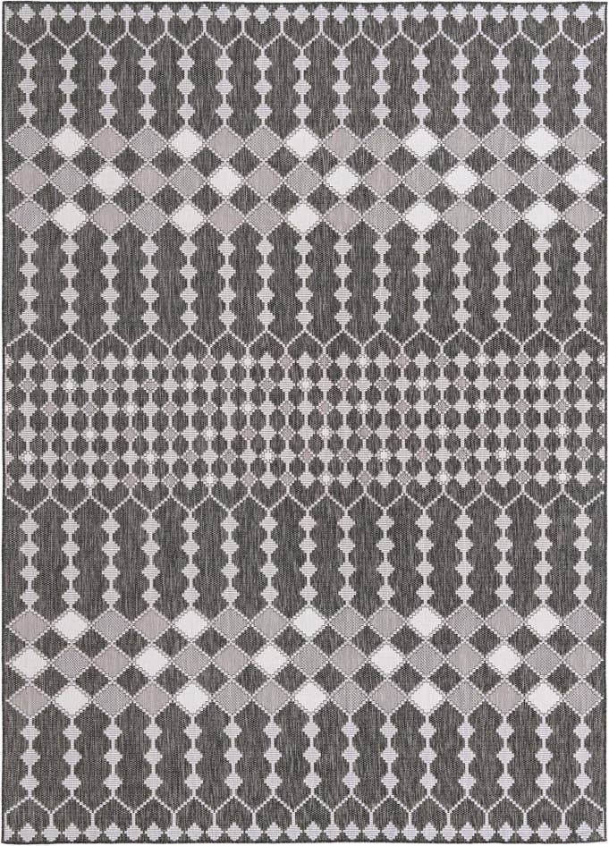 Detail image of 10' x 14' Easy-Clean Lattice Indoor / Outdoor Rug