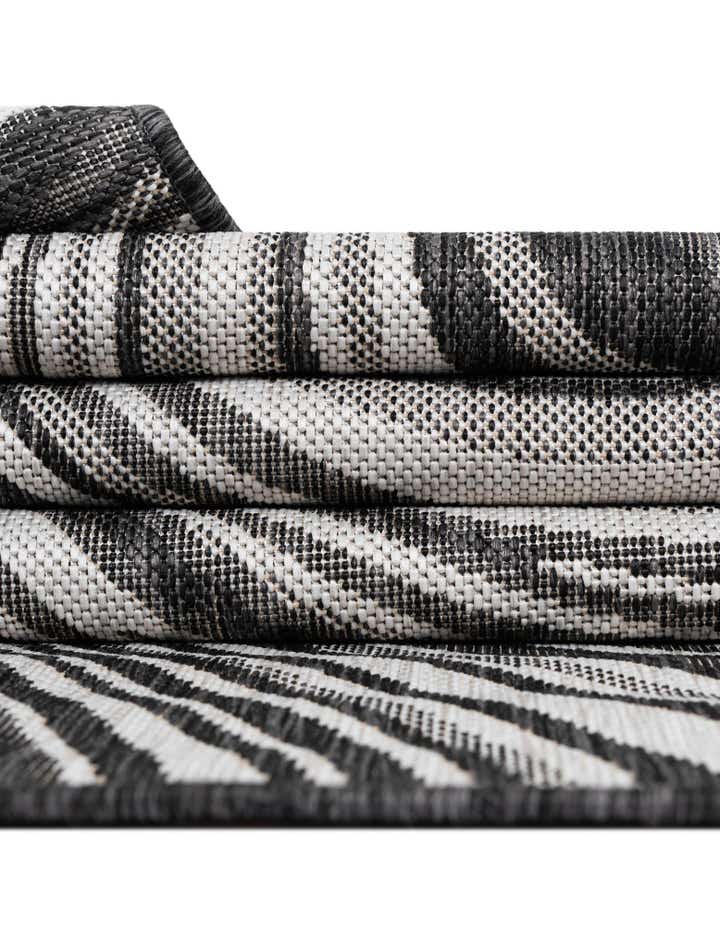 7' 10 x 11' Easy-Clean Modern Indoor / Outdoor Rug