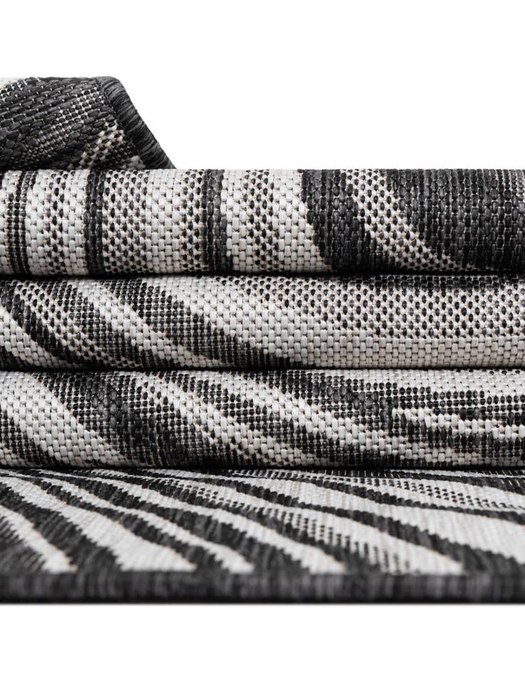 Detail image of 7' 10 x 11' Easy-Clean Modern Indoor / Outdoor Rug