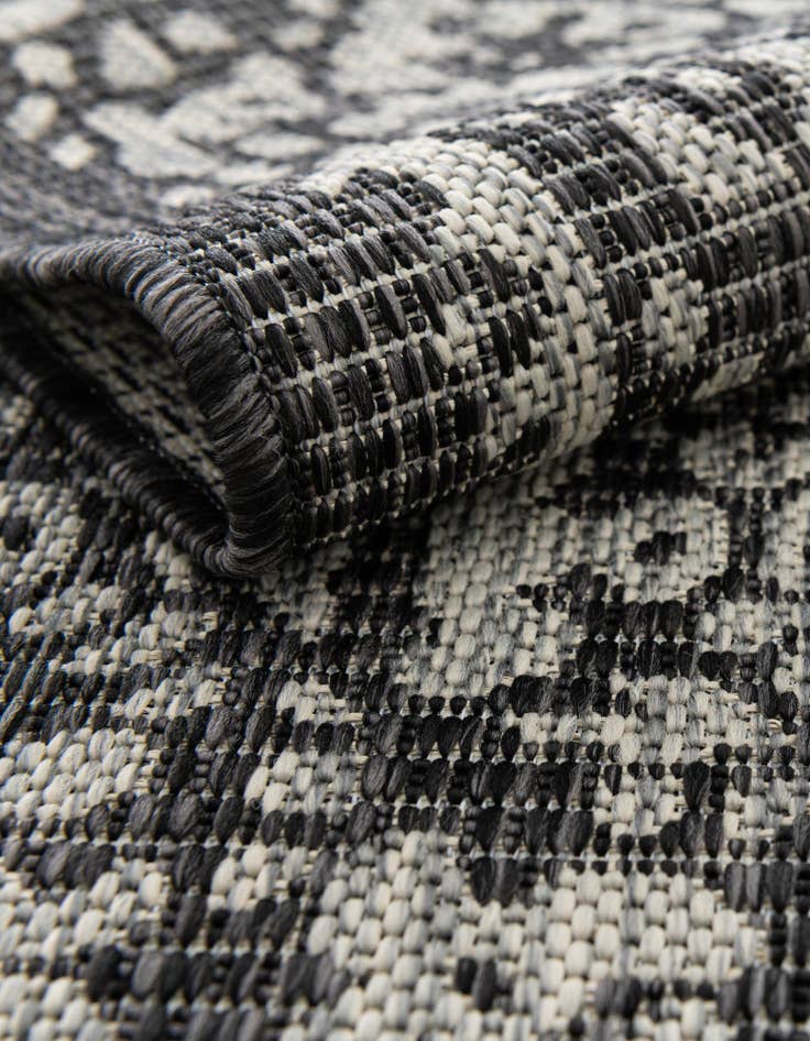 Detail image of 5' 3 x 8'  Washable Traditional Indoor / Outdoor Rug