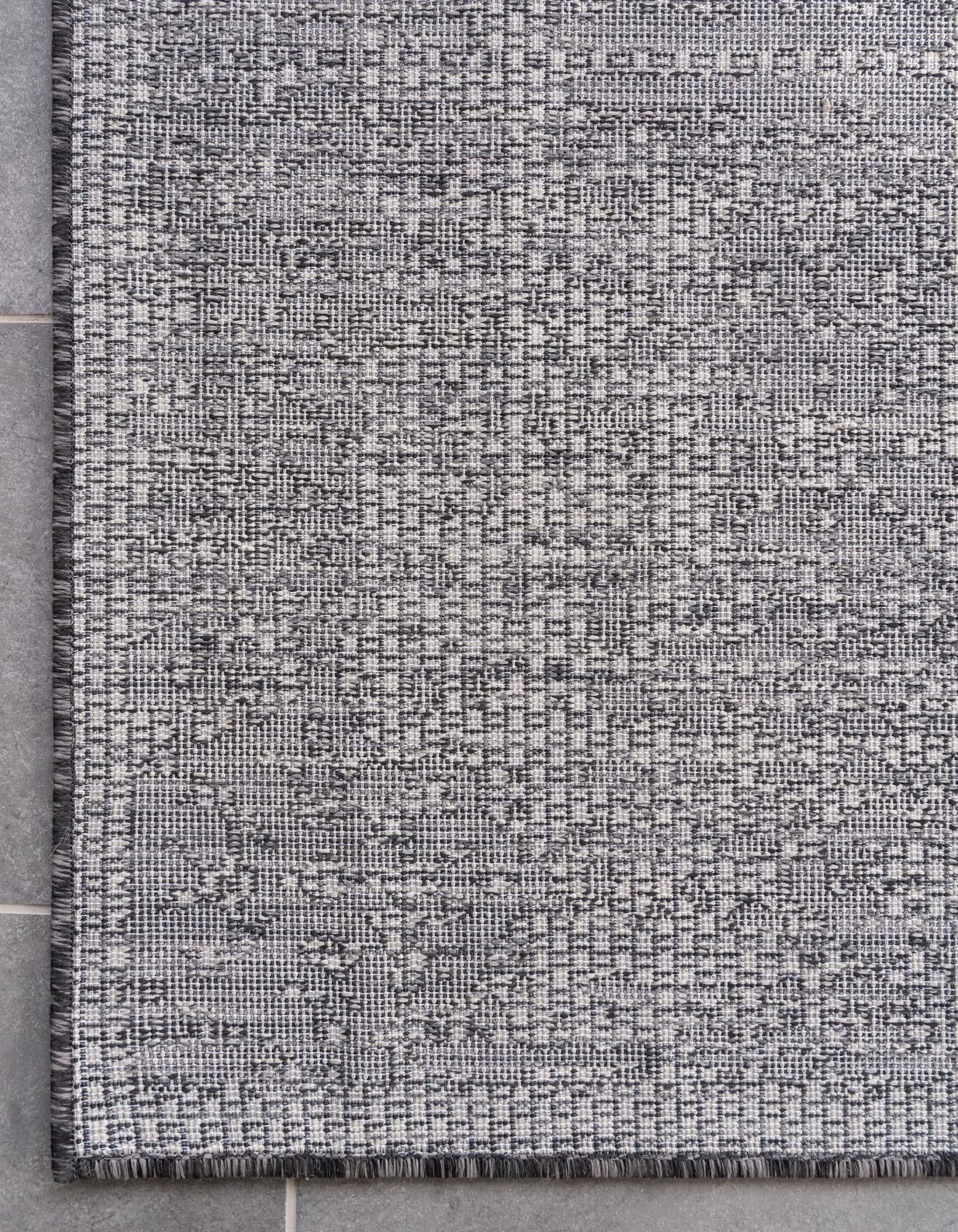 7' x 10' Easy-Clean Traditional Indoor / Outdoor Rug