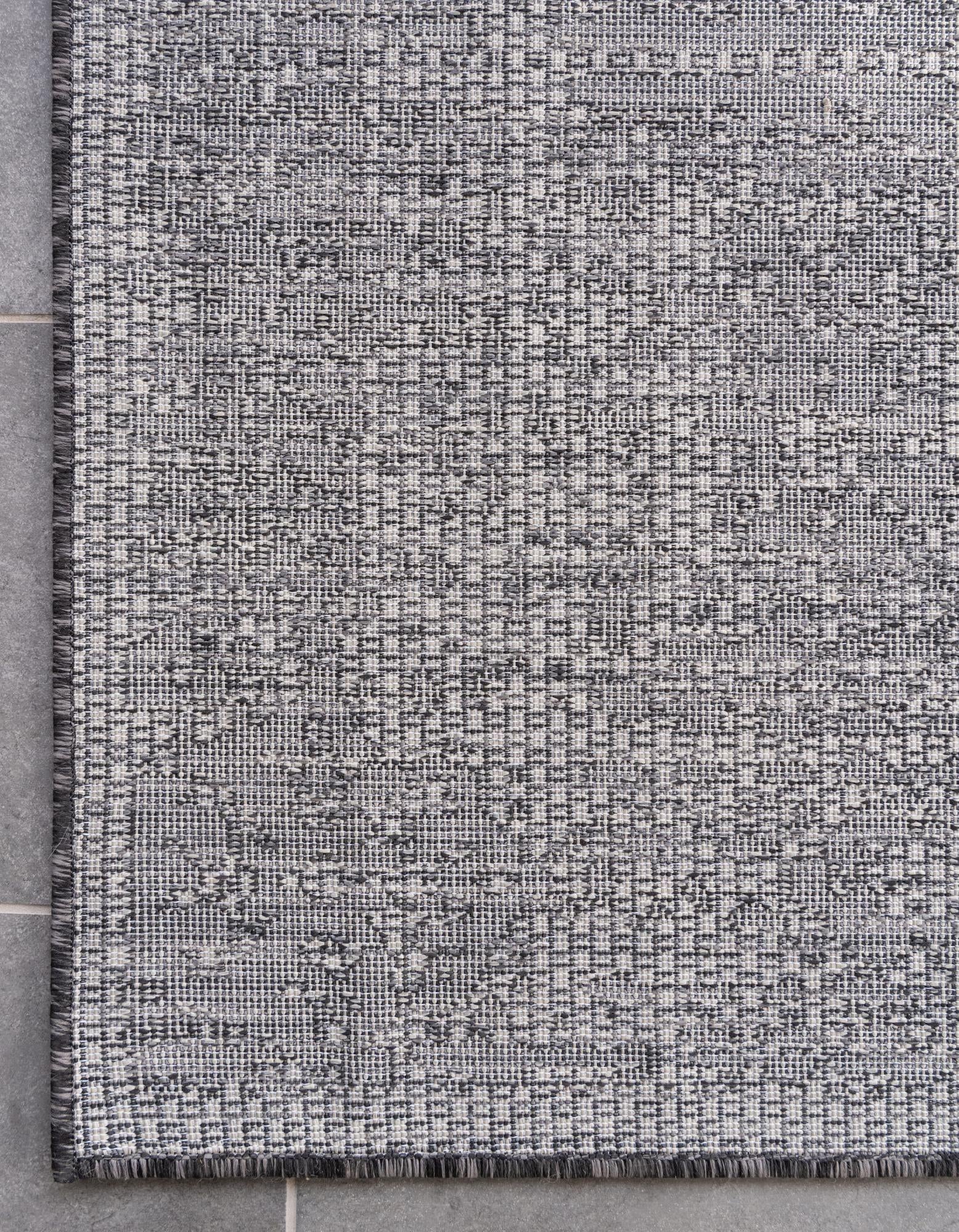 7' 10 x 11' Easy-Clean Traditional Indoor / Outdoor Rug