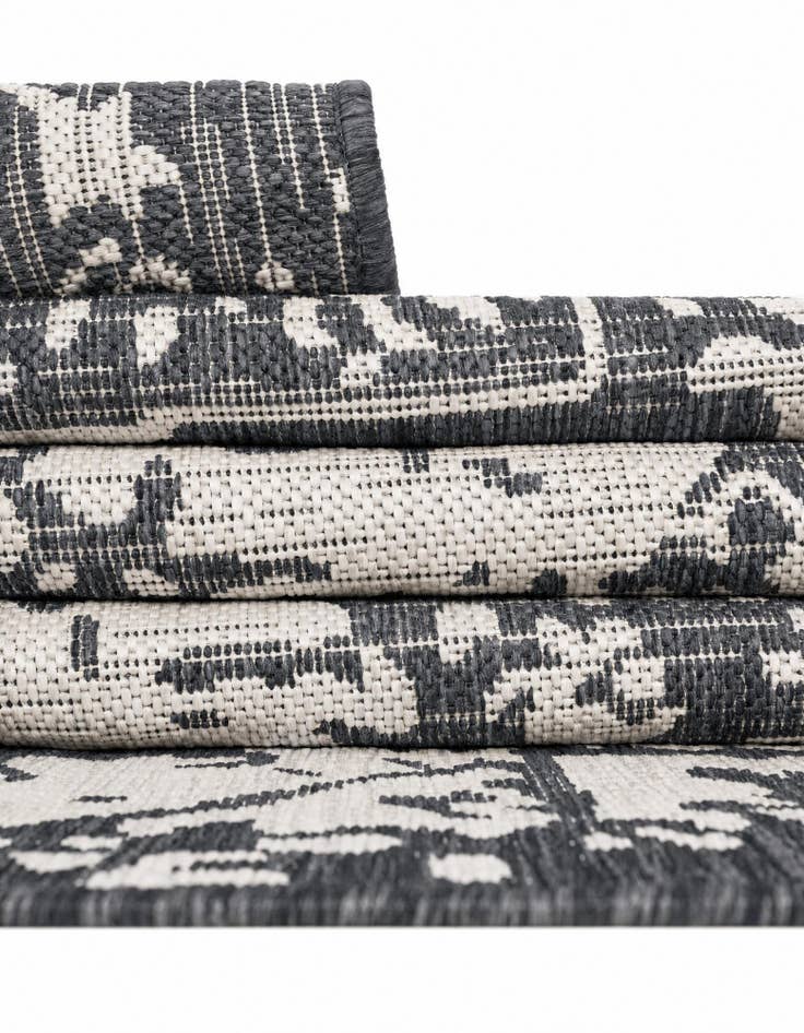 Detail image of 6' 7 x 6' 7 Easy-Clean Jill Zarin Dubai Indoor / Outdoor Round Rug