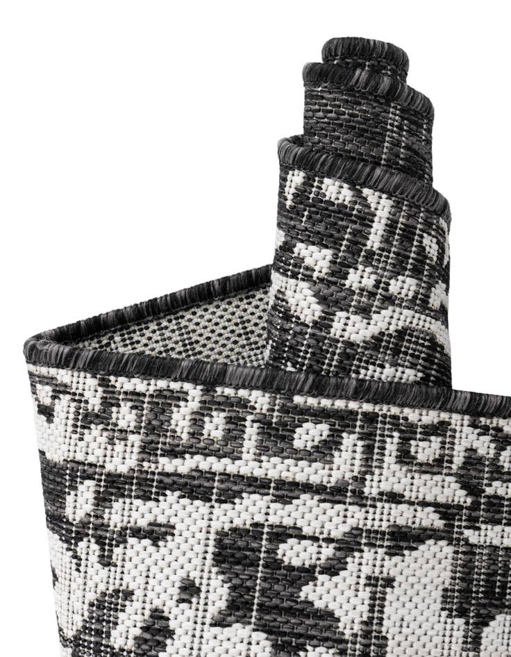 Detail image of 6' 7 x 6' 7 Easy-Clean Jill Zarin Dubai Indoor / Outdoor Round Rug