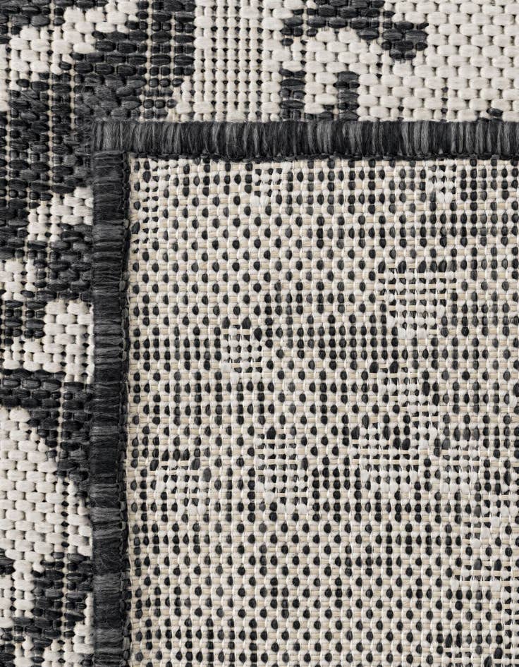 Detail image of 4' x 4' Easy-Clean Jill Zarin Dubai Indoor / Outdoor Round Rug